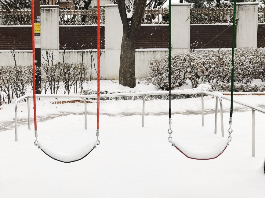 겨울,그네,눈,함박눈,놀이터,외로움,겨울,계절,winter,season,놀이공원,놀이동산,놀이터,amusement park,playground