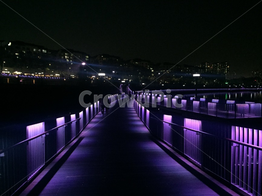 수원,광교,광교호수공원,호수공원,야경,야경,밤,풍경,nightscape,night,landscape,건축물,건물외관,exterior,building,structure,architecture,construction,handrail,난간,banister,건물,bridge,다리,water,물