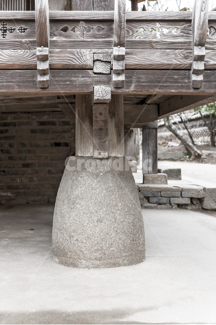 주춧돌,기둥,난간,문양,무늬,나뭇결,전통가옥,고택,한국전통,한국문화,korean traditional,korean culture,건축물,건물외관,exterior,building,structure,architecture,construction