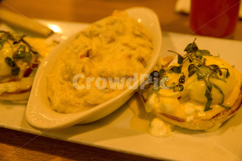 breakfast,closeup,cooking,delicious,dinner,dish,egg,eggbenedict,food,fresh,gourmet,healthy,meal,natural,nutrition,organic,plate,raw,slice,sweet,tasty,white,yellow,에그베네딕트,달걀요리,브런치,아침식사,요리,음식,식사,아침밥,미국음식,양식,베네딕트,채식,건강,노른자,달걀,계란