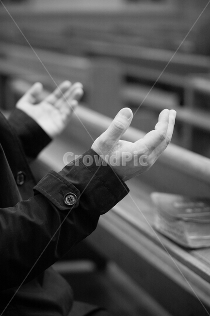 교회,부활절,손,찬양,기도,노래,종교,의자,기독교,예배,인간,사람,손가락,human,finger,종교,신앙,religion,belief,faith,흑백,모노톤,monochrome,black and white