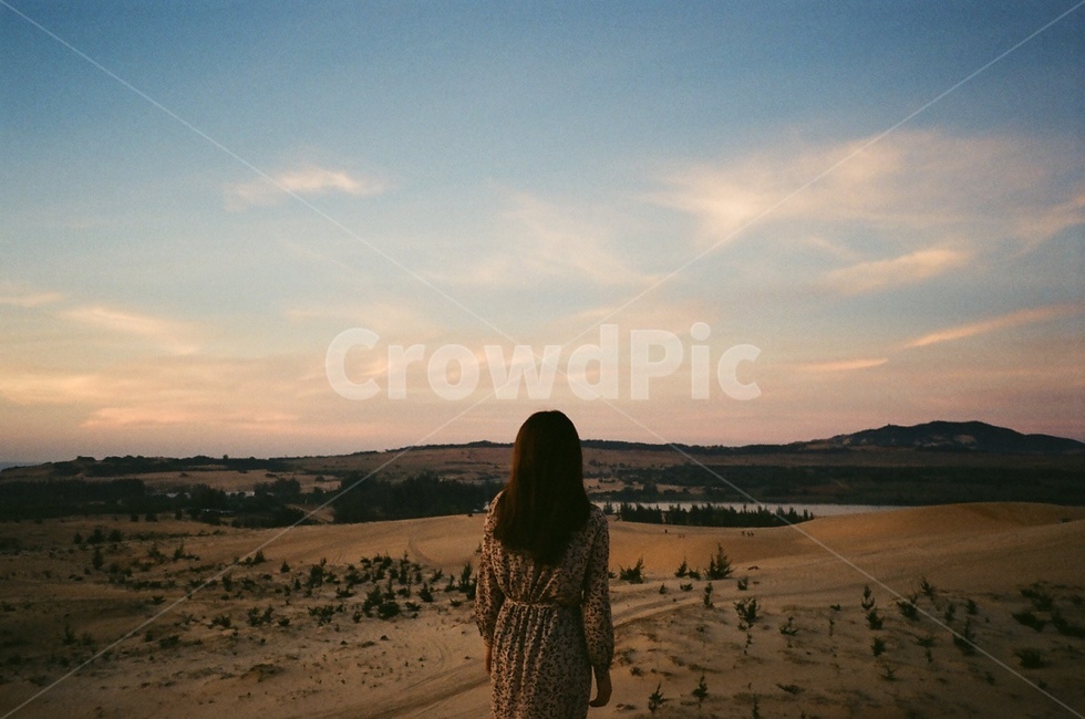 사막,인물,감성사진,일출,뒷모습,필름사진,filmphotography,베트남,무이네,vietnam,muine,sunset,desert,자연,해외,외국,사람,인물,인간,human,person,여성,여자,woman,female,lady,고독함,외로움,쓸쓸함,우울함,슬픔,lonely,solitary