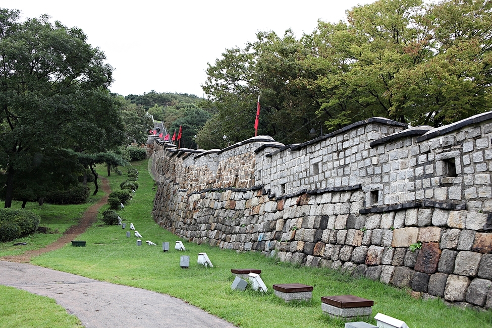 수원화성,서,성곽,길,둘레길,돌담,담,가을,자연,풍경,벽,방어벽,전통,흙담,식물,한국전통,한국문화,korean traditional,korean culture,건축물,건물외관,exterior,building,structure,architecture,construction