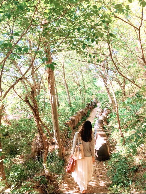 오솔길,여자뒷모습,봄,아미미술관,뒷길,당진,항아리,숲길,사람,인물,인간,human,person,여성,여자,woman,female,lady