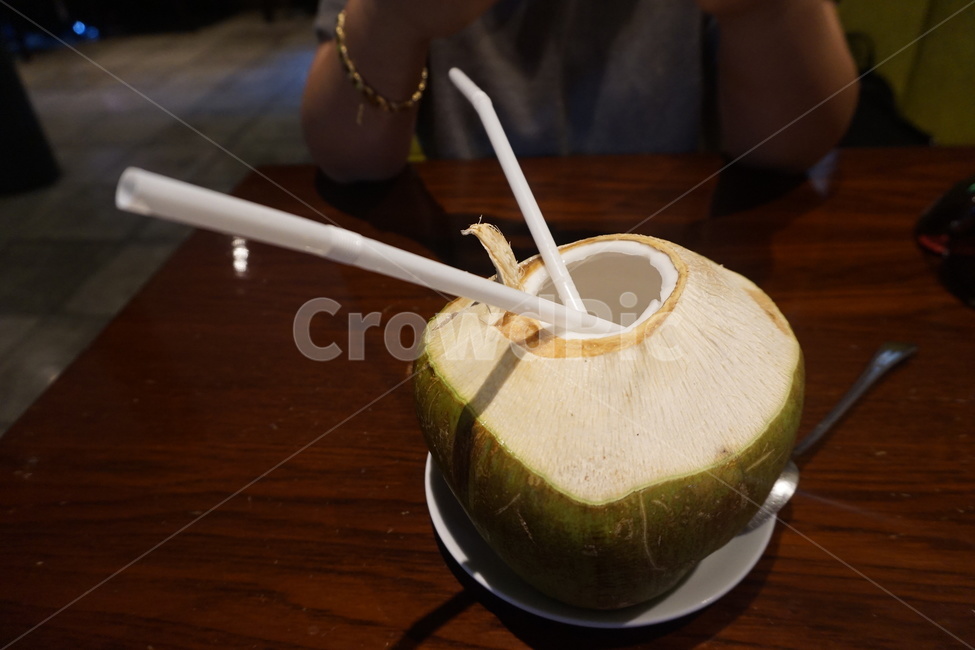 코코넛,코코넛워터,음료,여름,태국,과일,열매,fruit,음료수,drink,beverage
