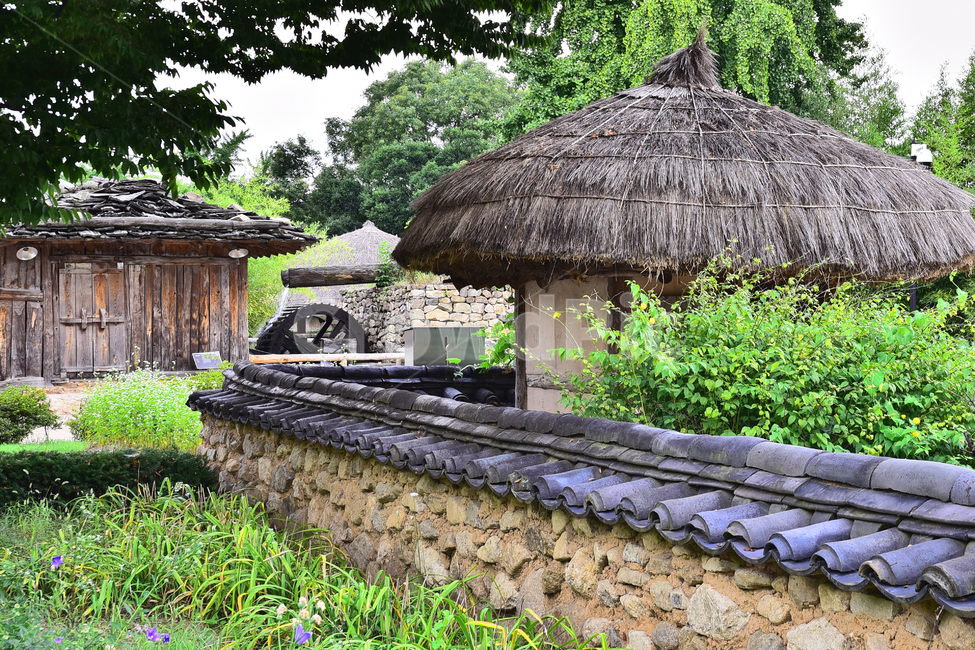 한국전통,물레방아,초가집,traditional,korean,house,background,하늘,구름,건축물,패턴,배경,맑은날,백그라운드,바탕,텍스쳐,나무,목재,목조건물,돌담,기와지붕