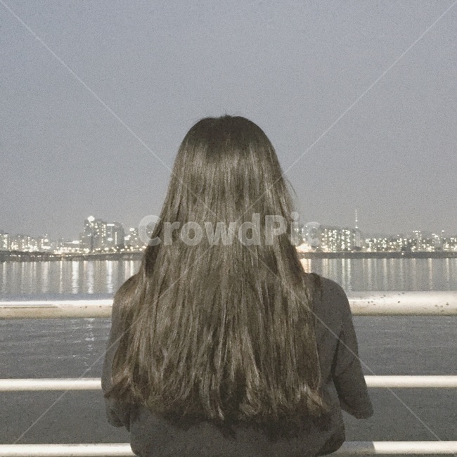 한강,뒷모습,장발,밤,머리,강,아날로그,뒤,감성,야경,밤,풍경,nightscape,night,landscape,사람,인물,인간,human,person,여성,여자,woman,female,lady,water,물,waterfront,워터 프론트,port,포트,pier,교각