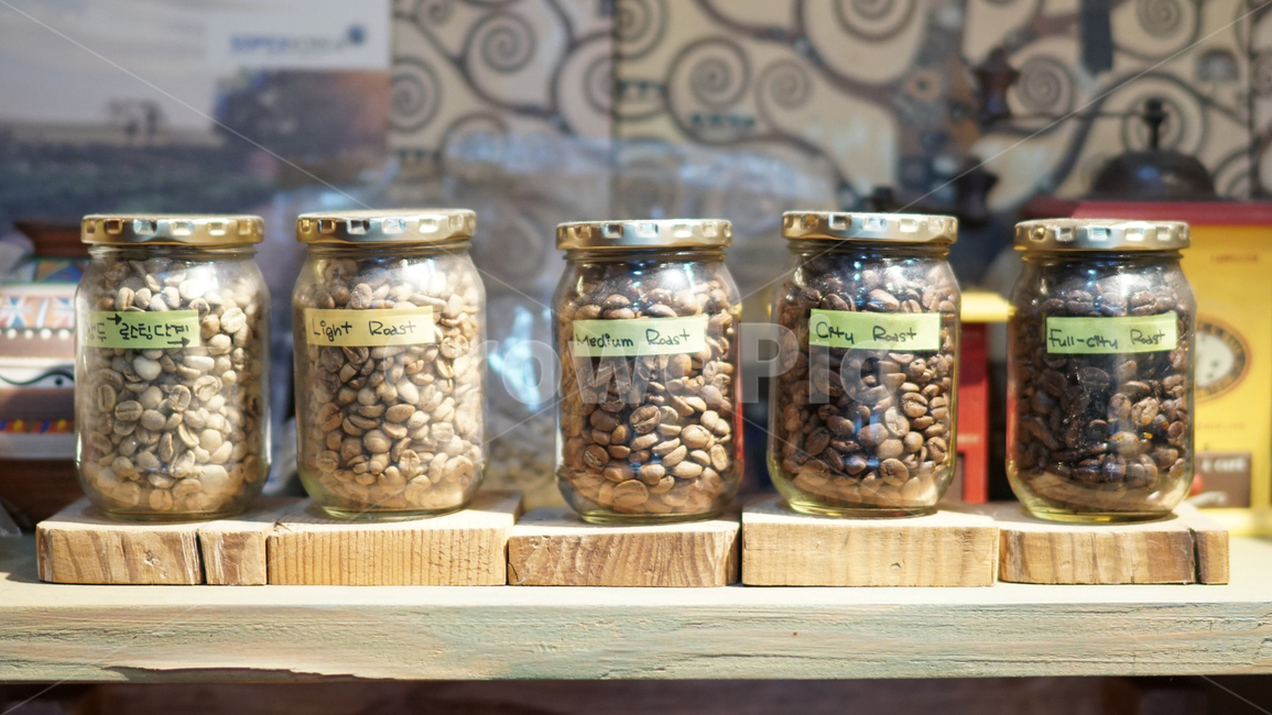 커피,coffee,roasting,로스팅,커피로스팅,커피콩,coffeebean,beans,생두,로스팅단계,roaster,바리스타,카페,cafe,lightroast,mediumroast,cityroast,fullcityroast,유리병,보관,콩,라벨,라벨링