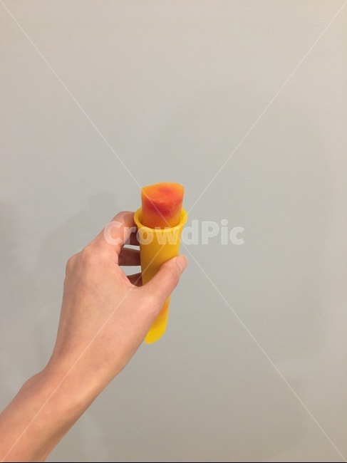 icecream,아이스크림,summer,여름,yellow,pink,여름,계절,summer,season,사람,인물,인간,human,person,신체일부,몸,body,음식,식재료,요리,food,cook,meal,dishes,food reserves,디저트,간식,후식,dessert,snack