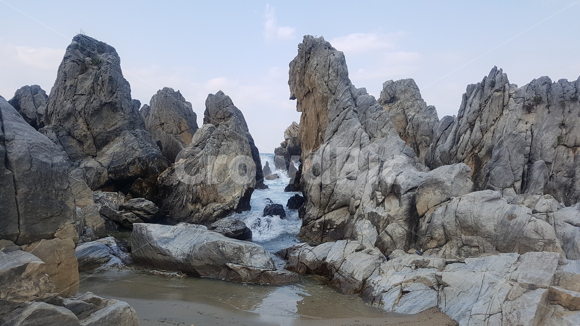 기암석,바다의돌,바다의돌산,바다,돌과바다