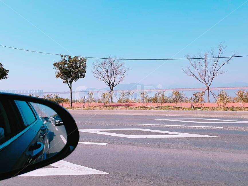 드라이브,차안,사이드미러,풍경,나무,부산풍경,부산경치,부산도로,하늘,강가,나무들