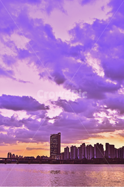 도시풍경,노을,석양,강변,해질무렵,해질녘,background,landscape,구름,water,물,building,워터프론트,건물,반사,물결,한강,황혼,서울,강변풍경,일몰,outdoors,옥외,sky,하늘,sunset,아파트촌,고층빌딩,낭만적,드라마틱,보라색,퍼플,purple,violet,색감,도시,풍경,city,landscape,한국도시풍경,한국도시경관,korea cityscape