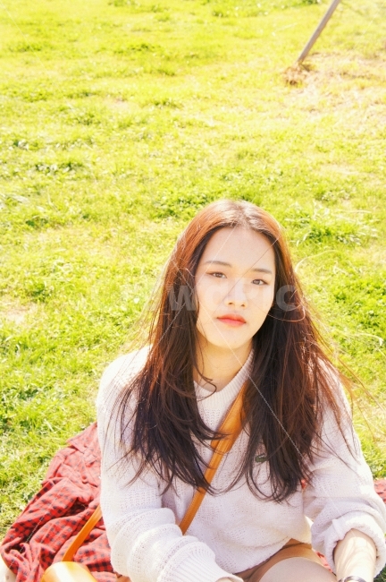 봄,인물,자연,꽃,감성,감성사진,햇살,햇빛,한강,소풍,spring,sunshine,nature,flower,film,picnic,봄,계절,spring,season,사람,인물,인간,human,person,얼굴표정,facial expression,face,여성,여자,woman,female,lady,감정표현,기분,feeling,emotion,휴식,힐링,rest,relaxation,healing,grass,잔디,plant,식물,얼굴