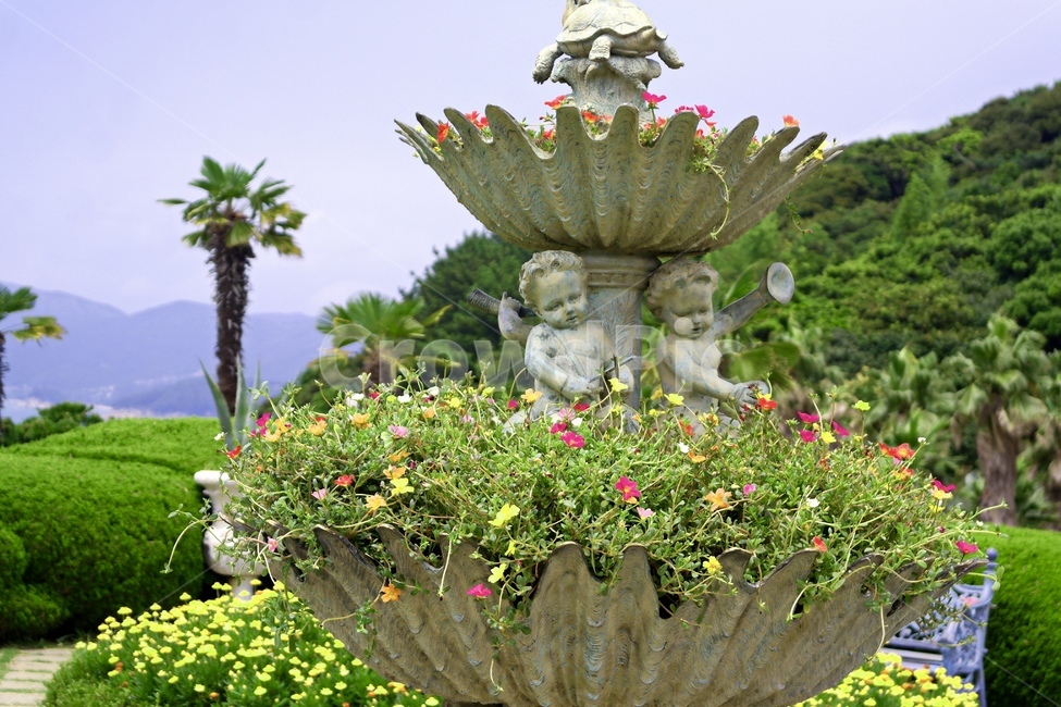 정원,나무,꽃,풀,조각,조각상,천사,아이,하늘,파랑,그린,garden,tree,flower,grass,sculpture,angelic,child,kid,sky,blue,green