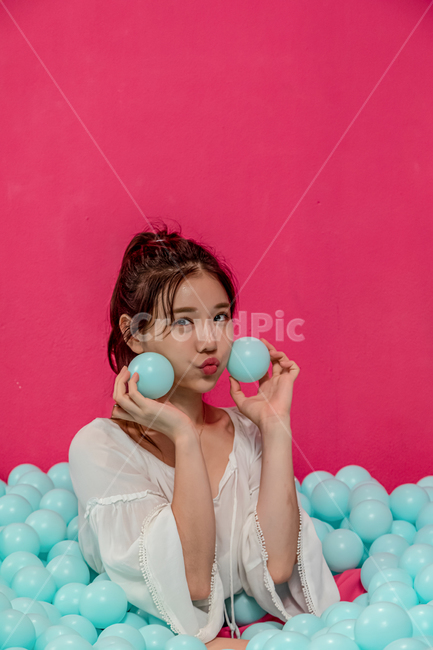 파티,새해,연말,축제,생일,공,ball,sphere,구체,즐거움,환희,기쁨,행복,사랑,활기,축하,볼풀,여성,동양인,아시아인,젊은여성,귀여움,아름다움,화장품,광고,디자인,스튜디오,볼풀장,컬러풀,컬러,핑크,블루,여자,휴가,연휴,축일,사람,얼굴,기념,woman,female,young,person,blue,pink,colorful,studio,beautuful,cute,풍선,balloon,사람,인물,인간,human,person,얼굴표정,facial expression,face,여성,여자,woman,female,lady