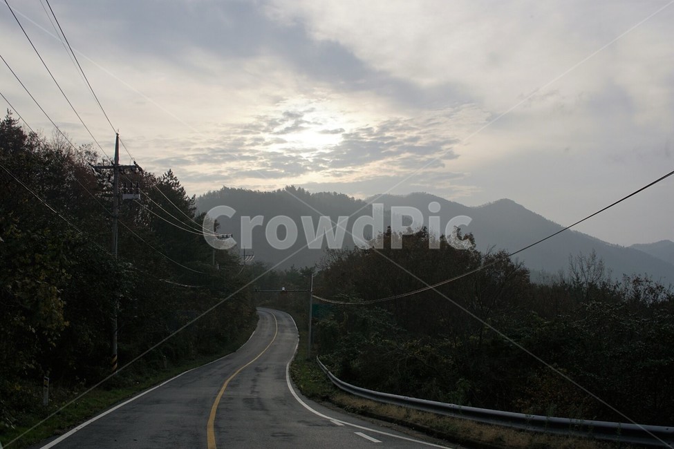 자연,나무,하늘,nature,frees,sky,길,전선줄,태양,구름,산,자연,풍경,nature,landscape,road,도로,highway,고속도로,freeway,고속 도로
