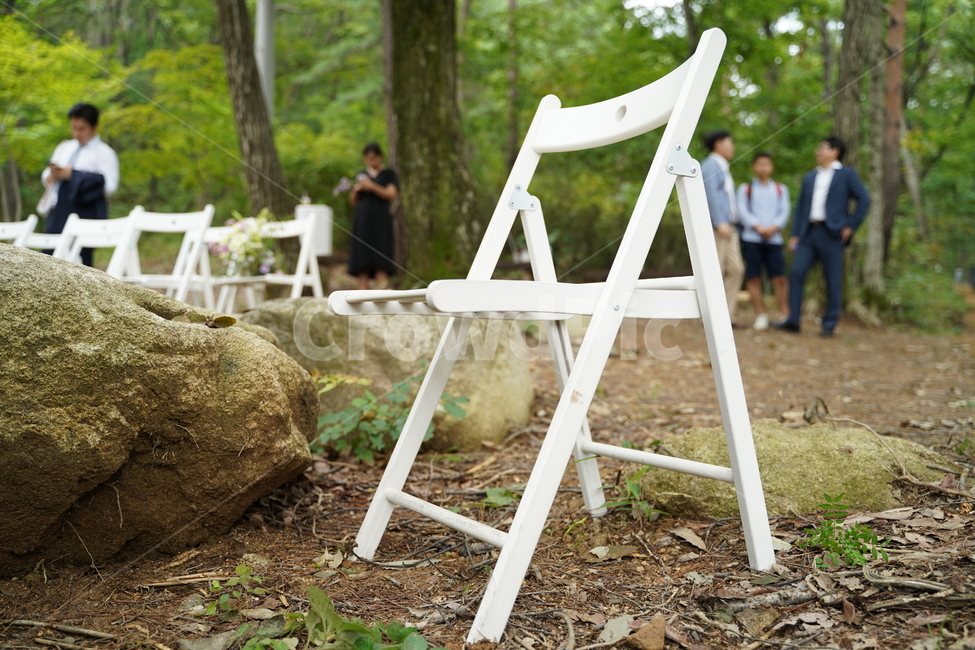 의자,흰의자,돌,숲,흙,사람들,대중,군중,other people,crowd,사물,물건,오브젝트,thing,object,matter