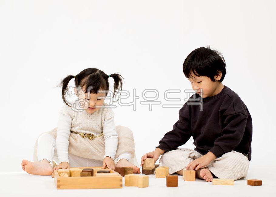 장난감,장난감놀이,남매,가족,형제,유치원,어린이,퍼즐,블록,블럭,원목놀이,교구,어린이집,아이들,친구,어린이,어린아이,child,children,kid