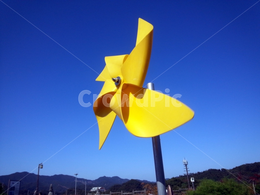 파란하늘,바람개비,풍력,노란색,바람,사물,물건,오브젝트,thing,object,matter