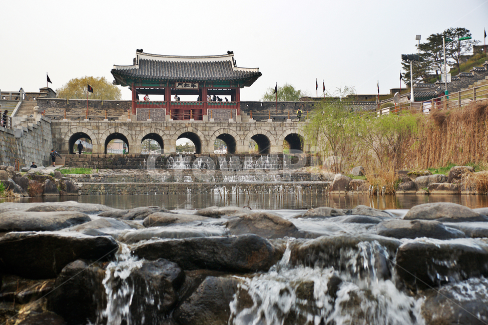 화홍문,수문,북수문,화홍관창,홍예,수원화성,화성,성곽,조선시대,유네스코세계문화유산,수원천,한국전통,한국문화,korean traditional,korean culture,건축물,건물외관,exterior,building,structure,architecture,construction