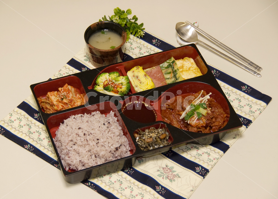 Stirfried pork,kimchi,dining table,vitiligo,chopsticks,stewed anchovies,jeon,egg roll,delicious,brown rice,generous,lunch box,home food,Miso soup