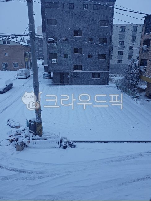 snow covered road,covered with snow,Old clothes collection box,telephone pole,winter,season,Accumulated snow,winter landscape,Recyclable waste,building