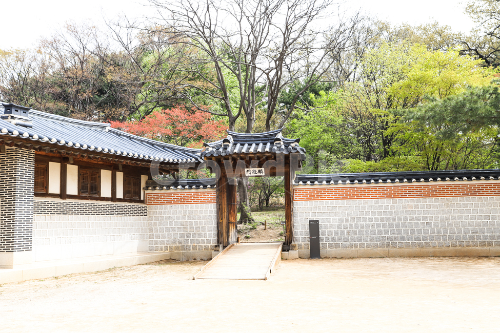 경복궁,문화재,서울,건축,궁전,문,단청,지붕,기와,돌담,돌기둥,고건축,한국,건청궁,창호지,서까래,석가래,기둥,창살,흙길,주춧돌,추녀,목조건축물,창문,중문,가을,계절,fall,autumn,season,한국전통,한국문화,korean traditional,korean culture,건축물,건물외관,exterior,building,structure,architecture,construction