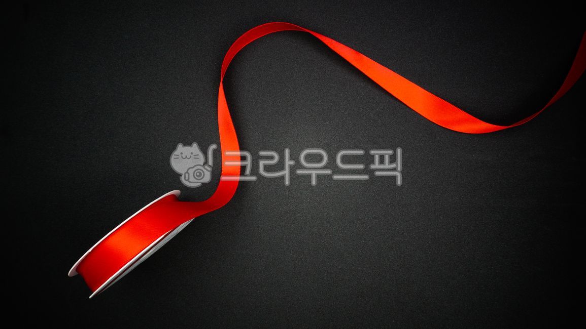 빨간리본,검정배경,빨간색,선물,포장,빨강,사틴,패브릭,천,배경,깔끔한,포장끈,반짝이는,럭셔리,고급진,리본,줄,직선,블랙프라이데이,발렌타인,크리스마스,기념일,선물상자,background,shopping,blackfriday,black,photo,ribbon,red,events,gift,space,strip,border,taping,celebrate,wrapping,fabric,box,holiday,ornament,flat,silk,shine,stripe,shiny,layout,creative,blank,decorative,decor,business,design,color,modern,template,texture,wallpaper,pattern,line,style,decoration,backdrop,art,concept,card,banner,event,colorful,light,element,심플한