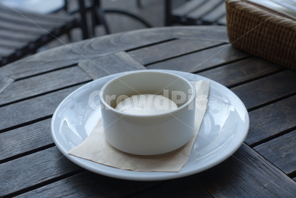 버터,카페,야외카페,디저트,빵,베이커리,sauce,받침접시,pottery,도기류,흰접시,플레이팅,butter,나무테이블,테이블,나무