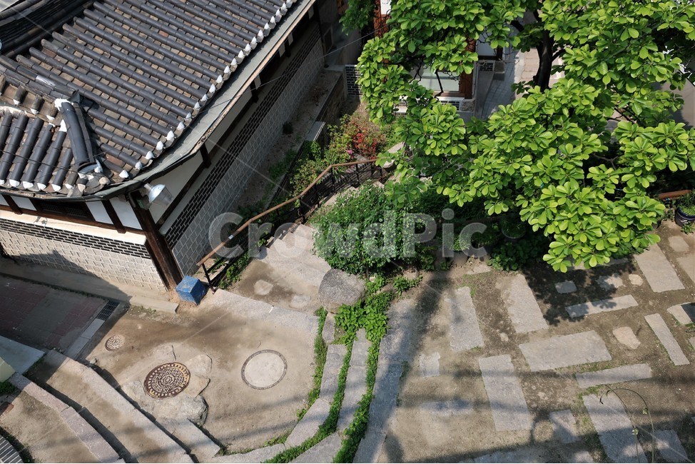 골목,전통,빈티지,한옥,북촌,서울,한국,대한민국,집,디자인,창문,창호,건축,건축물,문화,스타일,주택,기와,지붕,처마,돌담,고풍,보존,보호,전통미,가옥,나무,도시,풍경,city,landscape,한국도시풍경,한국도시경관,korea cityscape,한국전통,한국문화,korean traditional,korean culture,flagstone,판석
