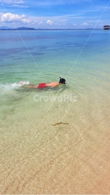 스노클링,snorkeling,수영,바다,해변,잠수,바닷가,스노쿨링,여름,여름바다,물놀이,summer,바다수영,스노클링사람,레저,휴양지,휴양,여름,계절,summer,season,사람,인물,인간,human,person,남성,남자,man,male,스포츠,레저,운동,sports,leisure,exercise,water,물,sport,swimming