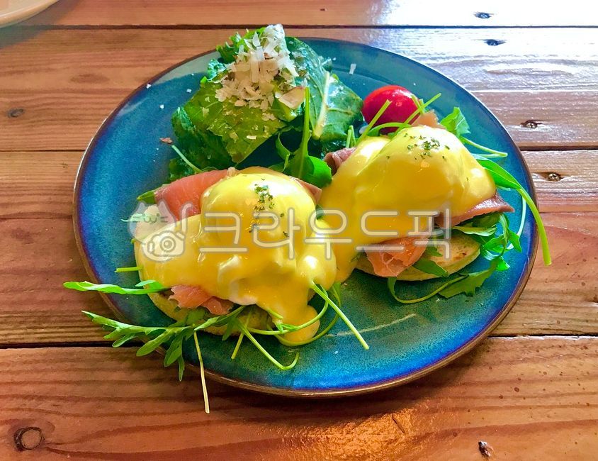 salmon benedict,egg,smoked salmon,restaurant,salmon,food,meal,cafe,brunch cafe,eggs benedict,brunch,western food