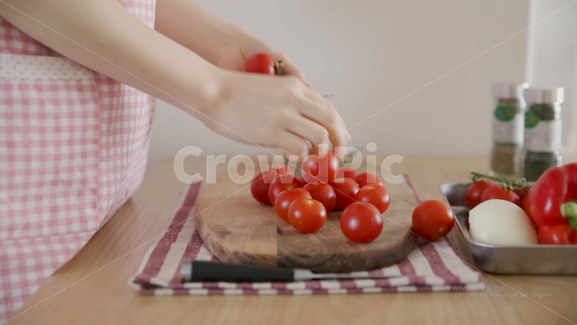 Cherry tomato,cooking scene,tomato sauce,cook,concept,red fruit,tomato,vegetable,food,red,Tomato Dishes,plant,healthy food,cooking,Making tomato sauce