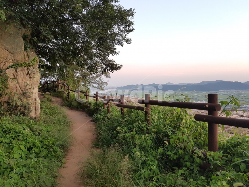 	하늘,노을,울타리,잔디,구름,sky,sunset,cloud,fence,grass,mountain,산,산길,등산로,바위,road,길,자연,풍경,nature,landscape,한국자연풍경,한국자연경관,korea nature landscape