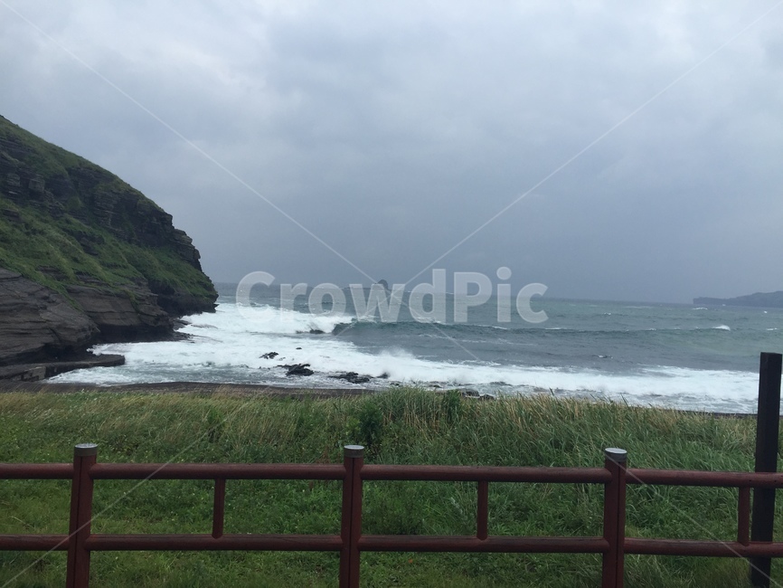 제주도,바다,파도,태풍,먹구름,자연,풍경,nature,landscape,handrail,난간,banister,railing,promontory,곶