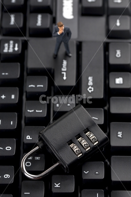 비즈니스,금융,키보드,자물쇠,남자,비즈니스맨,미니어처,고민,고민하다,잠그다,열쇠,풀다,번호키,엔터키,블랙,검은색,비밀번호,숫자,잠금장치,보안,금속,잠금,번호,암호,사람,컴퓨터,맨,데스크탑,자판,비즈니스,사업,business,service,work,사물,물건,오브젝트,thing,object,matter,연출,컨셉,콘셉,direction,concept