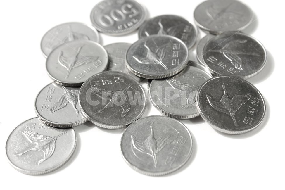 한국,동전,한국동전,돈,경제,금융,금속,은색,money,coin,korea,koreacoin,coins,many,많은,더미,그룹,cash,silver,metal,won,group,흰배경,실버,500won,500,500원,금융,돈,finance,banking,money,연출,컨셉,콘셉,direction,concept,누끼,remove background