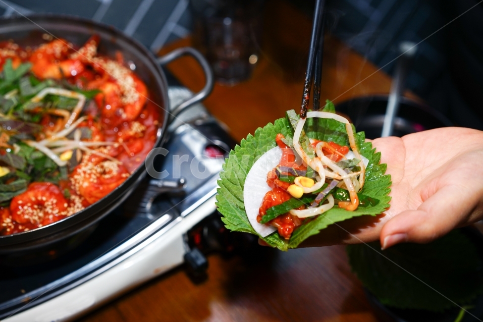 새우,닭발,양념,매콤,한식,음식,먹방,푸드,안주,안줏거리,술자리,술안주,소주안주,식감,쉬림프,퓨전,메뉴,맛집,쌈,깻잎,음식,식재료,요리,food,cook,meal,dishes,food reserves