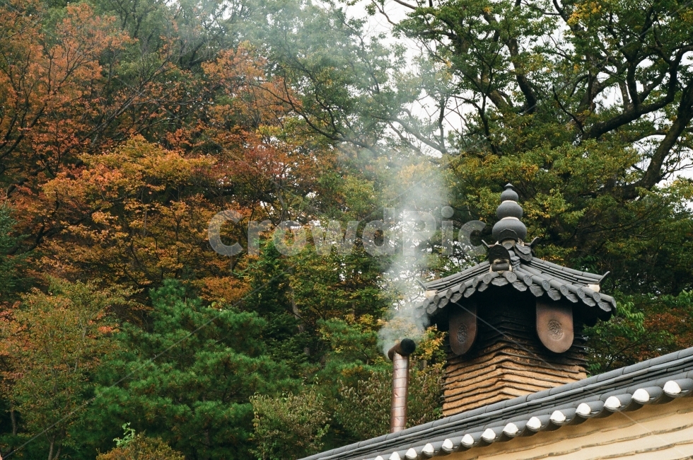 굴뚝,연기,굴뚝에서나는,저녁,밥짓는,연기뿜는,필름,절,사찰,해질녘,한국전통,한국문화,korean traditional,korean culture,건축물,건물외관,exterior,building,structure,architecture,construction