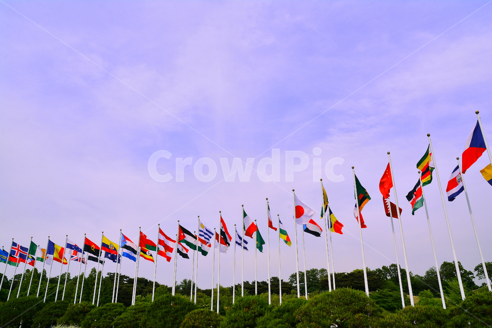 태극기,만국기,세계,지구촌,펄럭이다,깃대,공원,바람,flagsofallnations,Koreanflag,korean,world,리듬,여러나라,대한민국,한국,국기,상징,하늘,구름,배경,바탕,해외,외국,세계,foreign,oversea,world