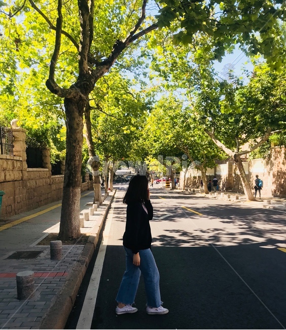 청량,길,여자,길건너는모습,여름,청량감,나무,연두색,중단발,자연,풍경,nature,landscape,사람,인물,인간,human,person,여성,여자,woman,female,lady,plant,식물,tree,asphalt,아스팔트