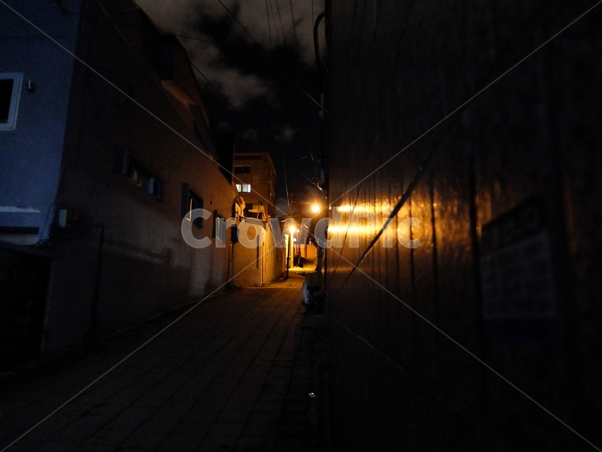 대구,만촌동,골목길,어두움,가로등,저녁길,밤길,밤하늘,야경,밤,풍경,nightscape,night,landscape,골목길,alley,path,통로,walkway,보도,light,빛,flare,플레어,pavement,포장,sidewalk