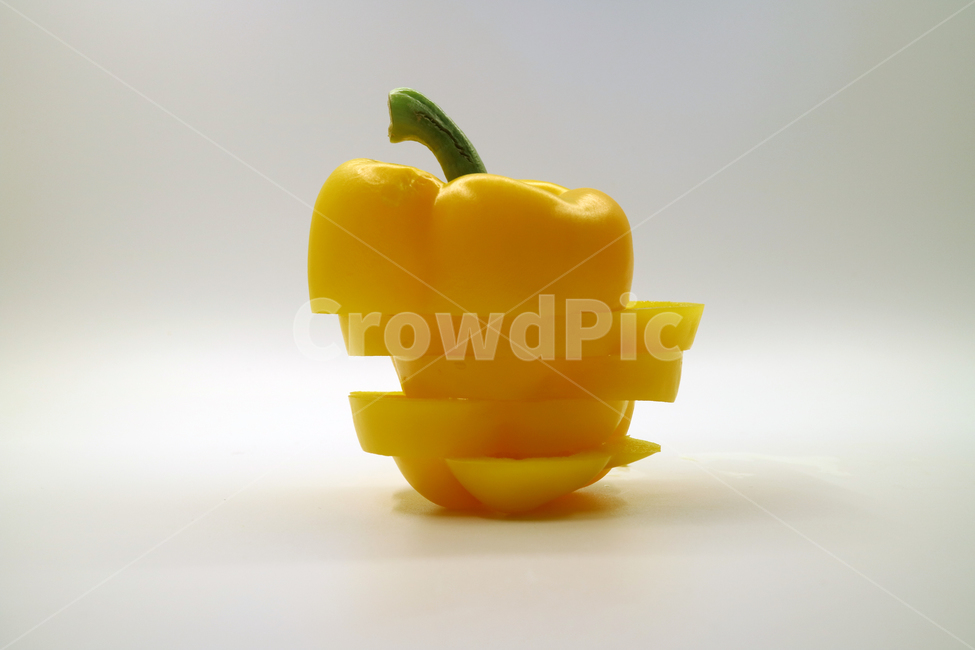 파프리카,피망,야채,채소,음식,식재료,요리재료,음식재료,샐러드,노랑,노란파프리카,슬라이스,건강,웰빙,다이어트,오브젝트,누끼,신선한,음식,식재료,요리,food,cook,meal,dishes,food reserves,채소,야채,vegetables,연출,컨셉,콘셉,direction,concept