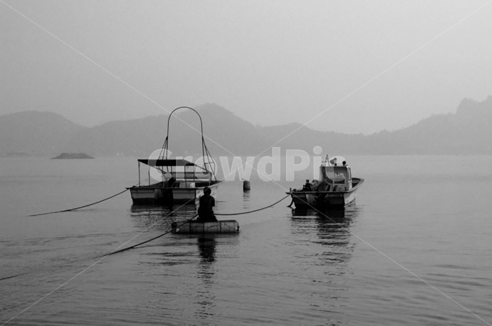 흑백,모노톤,배,보트,바다,산,어부,monochrome,군산,선유도,boat,ship,fisherman,풍경,배경,고요,평화로운,고요한,평화,조용한,peaceful,calm,still,tranquil,background,scene,view,흑백,모노톤,monochrome,black and white,산업,industry,industrial,어업,fishery,fishing industry