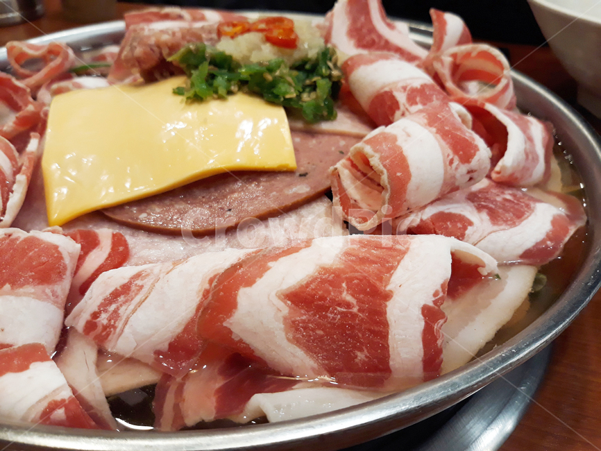 부대찌개,차돌박이,우삼겹,고기,전골,부대전골,햄,소시지,음식,찌개,korean,food,음식,식재료,요리,food,cook,meal,dishes,food reserves,육류,고기,meat