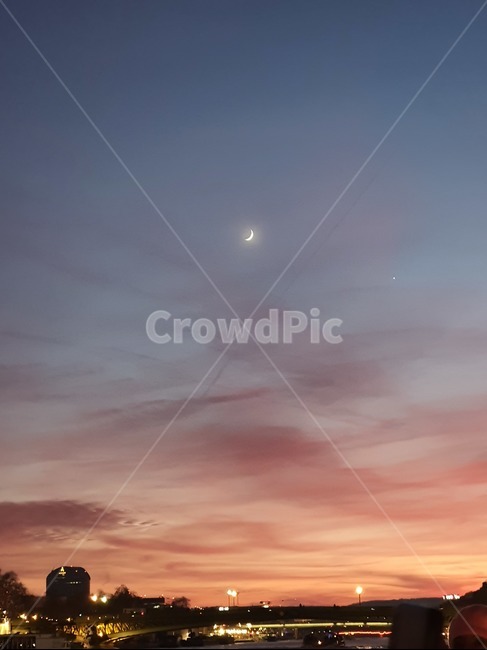 야경,도시,프랑스,파리,초승달,노을,nightview,nightscene,cityview,newmoon,하늘,풍경,겨울,감성,해질녘,일몰,nature,자연,outdoors,옥외,유럽,배경