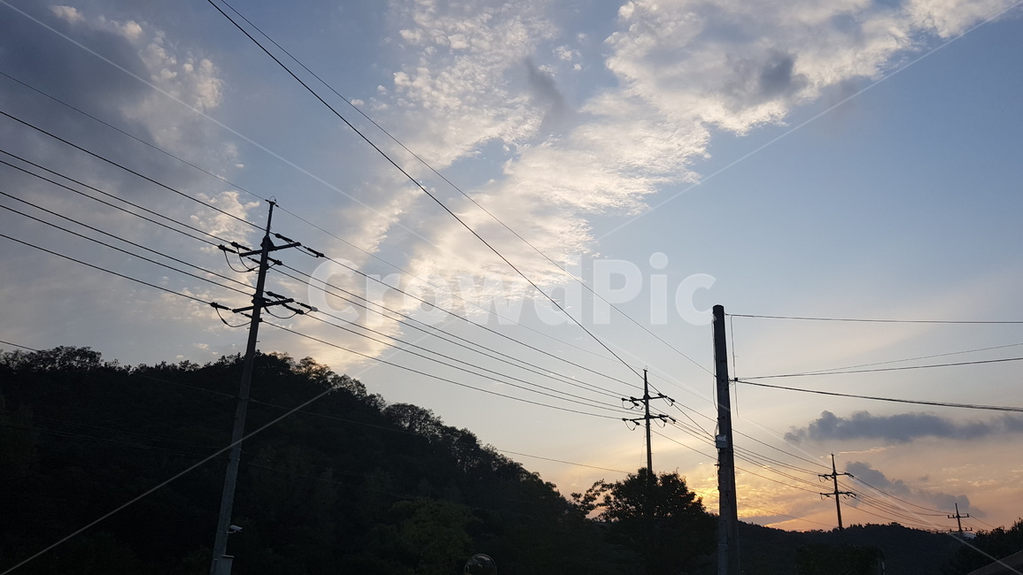 cable,케이블,powerlines,전력선,electrictransmissiontower,송전탑,utilitypole,전신주,하늘,구름,하얀구름,노을,석양,자연,풍경,nature,landscape