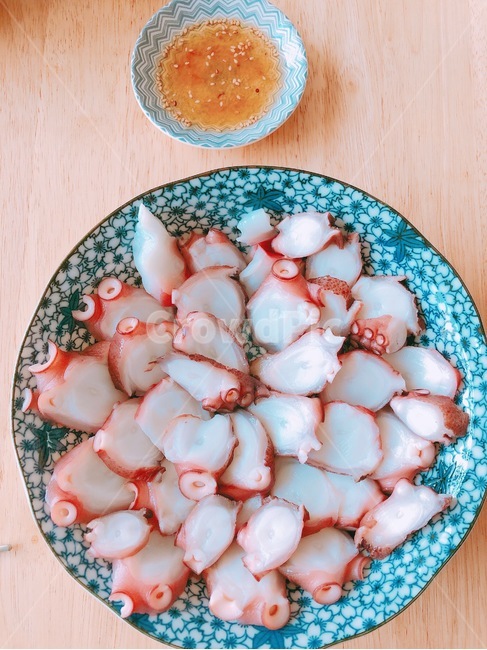 문어,문어숙회,기름장,접시,문어다리,식사대용,단백질,한끼,간식