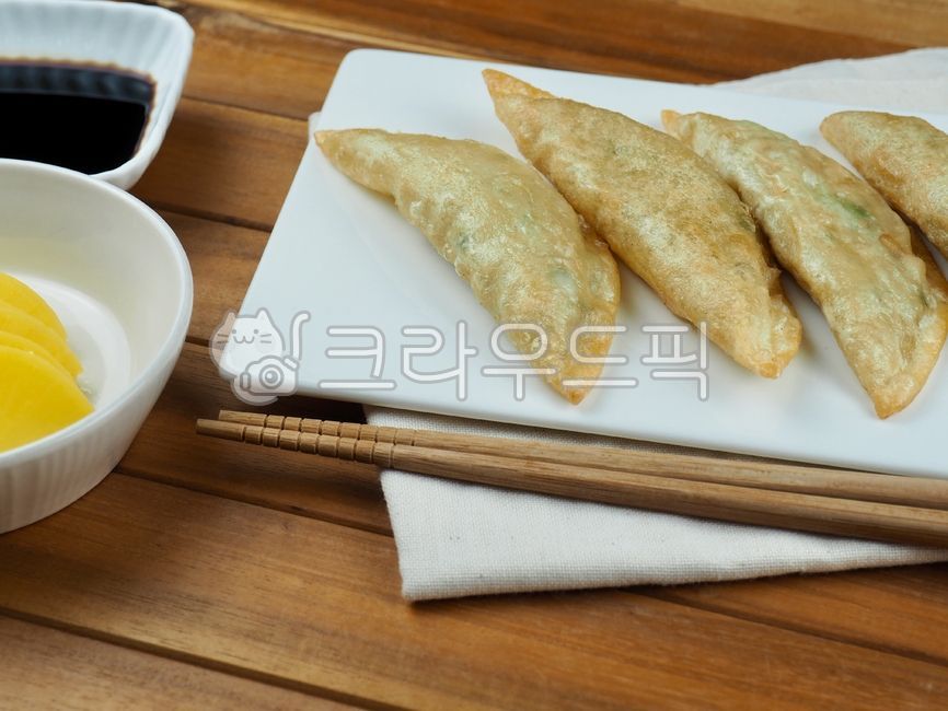 군만두,중국음식,만두,음식,식품,식사,요리,고기만두,교자,dumpling,gyozadumpling,food,meal,cooking,meatdumpling,간장,단무지,젓가락