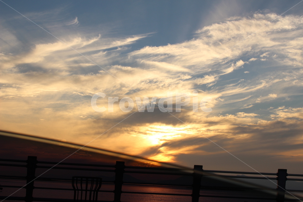 노을,차창,구름,감성,해질녘,자연,풍경,nature,landscape,handrail,난간,banister,railing,sunlight,햇빛